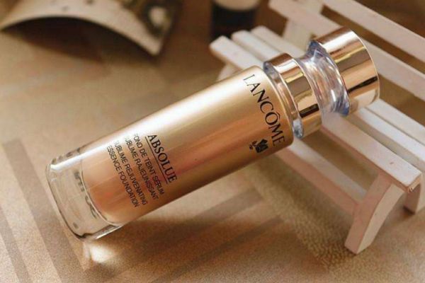 臉泛紅用粉調(diào)還是黃調(diào) 粉底液粉調(diào)黃調(diào)的區(qū)別 臉泛紅用粉調(diào)還是黃調(diào) 粉底液粉調(diào)黃調(diào)的區(qū)別