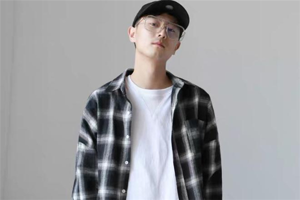 黑白格襯衫里面配什么衣服 黑白格襯衫配什么內(nèi)搭好看 黑白格襯衫里面配什么衣服 黑白格襯衫配什么內(nèi)搭好看