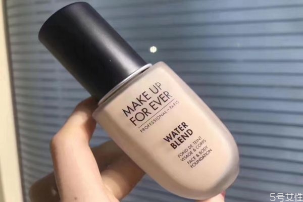 臉泛紅用粉調(diào)還是黃調(diào) 粉底液粉調(diào)黃調(diào)的區(qū)別 臉泛紅用粉調(diào)還是黃調(diào) 粉底液粉調(diào)黃調(diào)的區(qū)別