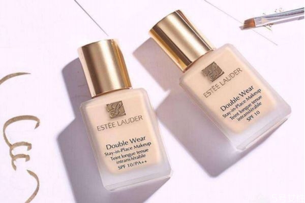 臉泛紅用粉調(diào)還是黃調(diào) 粉底液粉調(diào)黃調(diào)的區(qū)別 臉泛紅用粉調(diào)還是黃調(diào) 粉底液粉調(diào)黃調(diào)的區(qū)別