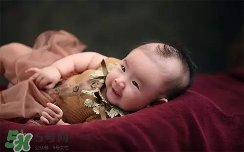 寶寶睡覺搖頭怎么回事？寶寶睡覺搖頭是缺鈣嗎？