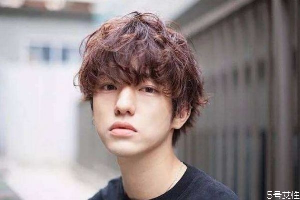 男中分燙大卷還是小卷 男士燙頭發(fā)的種類 男中分燙大卷還是小卷 男士燙頭發(fā)的種類