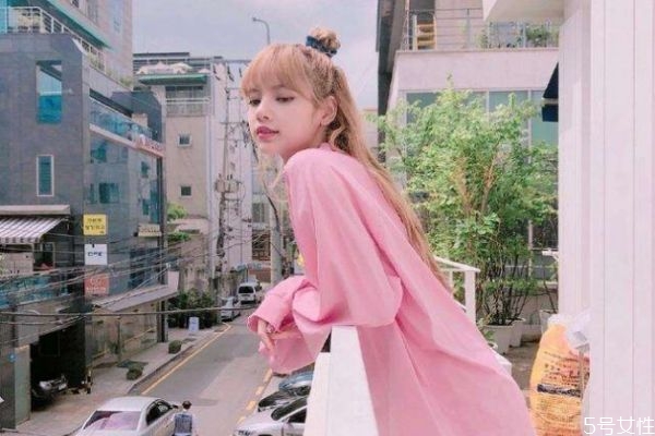 卷發(fā)不能用梳子嗎 卷發(fā)棒的用法大波浪 卷發(fā)不能用梳子嗎 卷發(fā)棒的用法大波浪