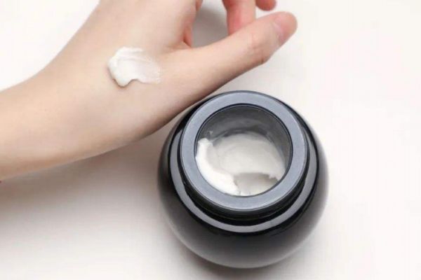 赫蓮娜黑繃帶面霜用法 赫蓮娜黑繃帶面霜如何用 赫蓮娜黑繃帶面霜用法 赫蓮娜黑繃帶面霜如何用