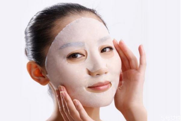 晚上貼完面膜要抹什么 敷完面膜直接擦乳液可以嗎 晚上貼完面膜要抹什么 敷完面膜直接擦乳液可以嗎