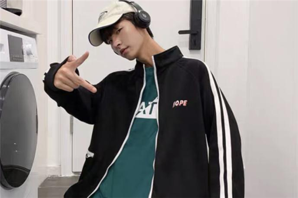 運動外套什么顏色好看 運動外套流行什么顏色 運動外套什么顏色好看 運動外套流行什么顏色