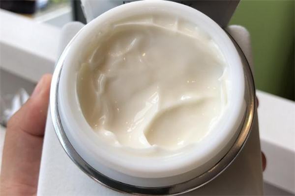 雅詩蘭黛白月光面霜好用嗎 雅詩蘭黛白月光面霜怎么樣 雅詩蘭黛白月光面霜好用嗎 雅詩蘭黛白月光面霜怎么樣