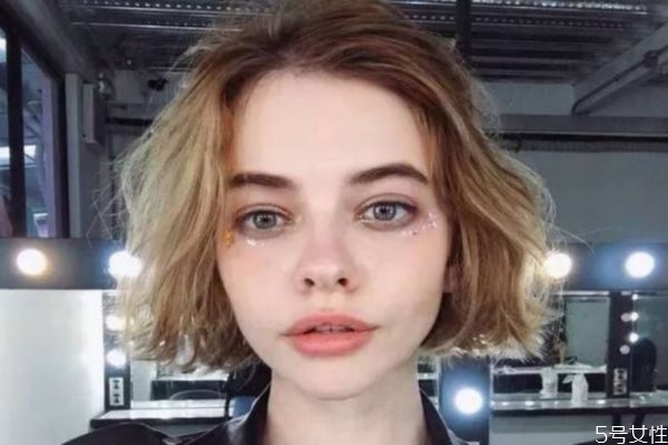 頭發(fā)剪完層次多久能留回來 齊頭發(fā)和層次哪個好看 頭發(fā)剪完層次多久能留回來 齊頭發(fā)和層次哪個好看