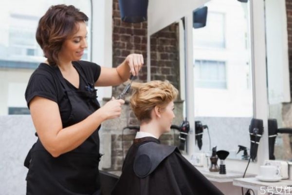 頭發(fā)開(kāi)叉怎么辦 頭發(fā)嚴(yán)重分叉怎么處理 頭發(fā)開(kāi)叉怎么辦 頭發(fā)嚴(yán)重分叉怎么處理