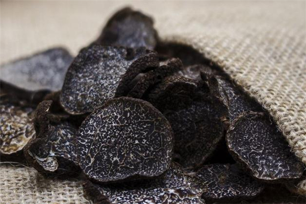 黑松露泡酒需要切開嗎 黑松露泡酒多久可以喝 黑松露泡酒需要切開嗎 黑松露泡酒多久可以喝