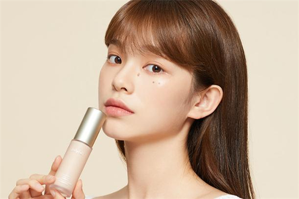 橘朵粉底液怎么樣 橘朵粉底液和紅地球粉底液哪個(gè)好 橘朵粉底液怎么樣 橘朵粉底液和紅地球粉底液哪個(gè)好