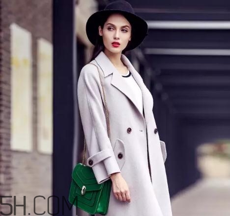 羊毛大衣會(huì)粘毛嗎？羊毛大衣粘毛怎么辦？