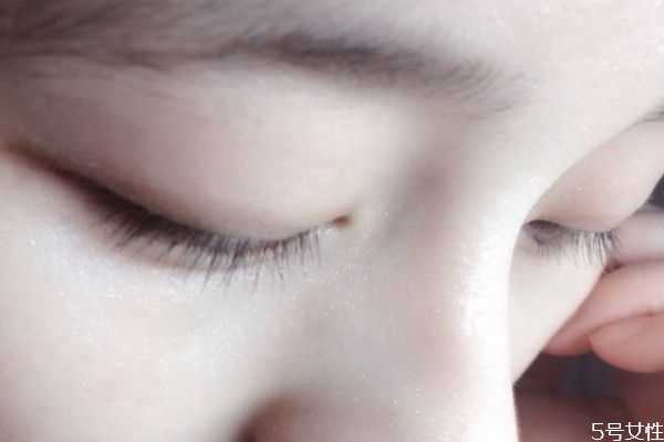 皮膚出油毛孔大怎么解決 皮膚缺水冒油怎么辦 皮膚出油毛孔大怎么解決 皮膚缺水冒油怎么辦