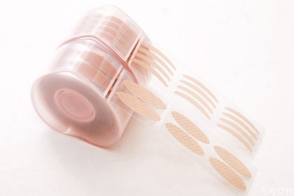 雙眼皮貼在化妝的哪個步驟使用 雙眼皮的化妝步驟 雙眼皮貼在化妝的哪個步驟使用 雙眼皮的化妝步驟