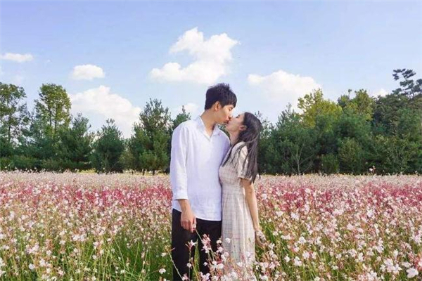 男朋友喜歡捏我臉表示什么 男朋友喜歡摸臉是什么意思 男朋友喜歡捏我臉表示什么 男朋友喜歡摸臉是什么意思