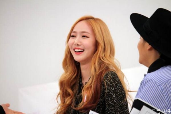 黃頭發(fā)可以直接染黑嗎 染黃頭發(fā)顯黑嗎 黃頭發(fā)可以直接染黑嗎 染黃頭發(fā)顯黑嗎