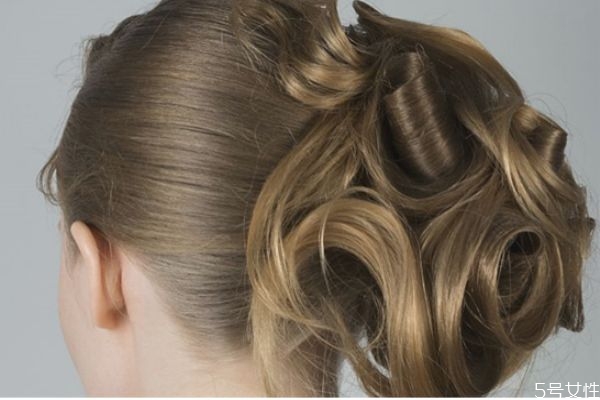 黃頭發(fā)可以直接染黑嗎 染黃頭發(fā)顯黑嗎 黃頭發(fā)可以直接染黑嗎 染黃頭發(fā)顯黑嗎