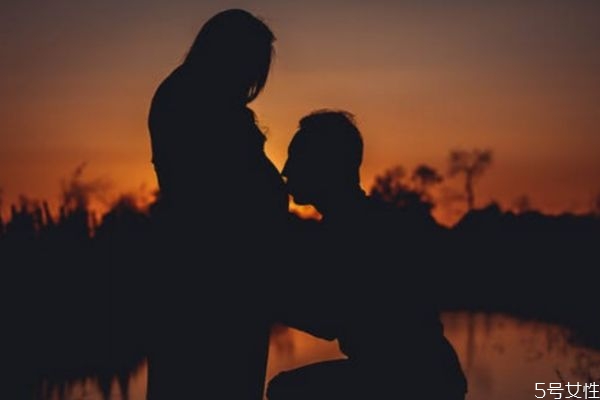 給老公怎么發(fā)挽回信息 挽回鬧離婚分居技巧 給老公怎么發(fā)挽回信息 挽回鬧離婚分居技巧