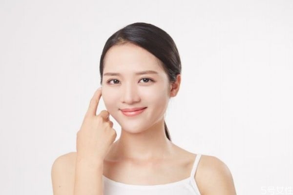 涂水乳會長痘嗎 水乳會造成長痘嗎 涂水乳會長痘嗎 水乳會造成長痘嗎