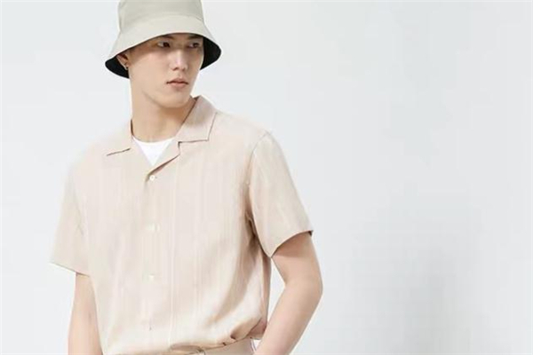 豎條紋襯衫什么顏色好看 豎條紋襯衫流行什么顏色 豎條紋襯衫什么顏色好看 豎條紋襯衫流行什么顏色