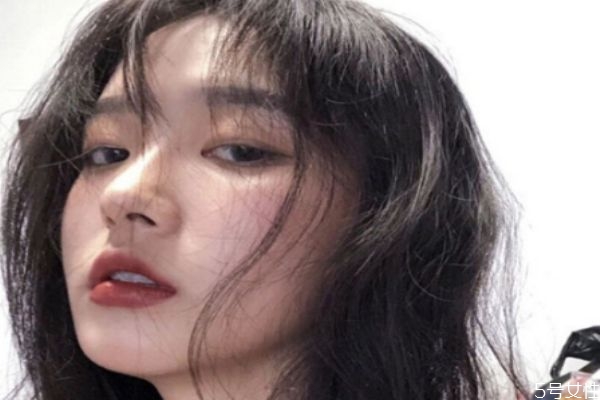 黑色頭發(fā)怎么燙不顯老 黑藍色頭發(fā)好看嗎 黑色頭發(fā)怎么燙不顯老 黑藍色頭發(fā)好看嗎