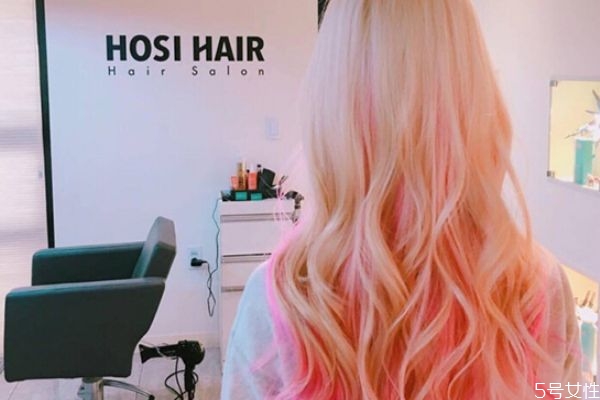 經(jīng)常染發(fā)和燙發(fā)會(huì)導(dǎo)致白發(fā)嗎 染發(fā)會(huì)不會(huì)導(dǎo)致白發(fā) 經(jīng)常染發(fā)和燙發(fā)會(huì)導(dǎo)致白發(fā)嗎 染發(fā)會(huì)不會(huì)導(dǎo)致白發(fā)