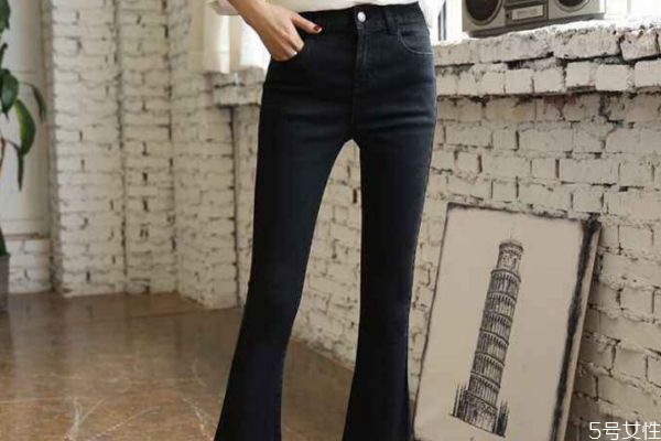 黑色牛仔褲怎么搭配上衣 黑色牛仔褲搭配上衣的方法 黑色牛仔褲怎么搭配上衣 黑色牛仔褲搭配上衣的方法