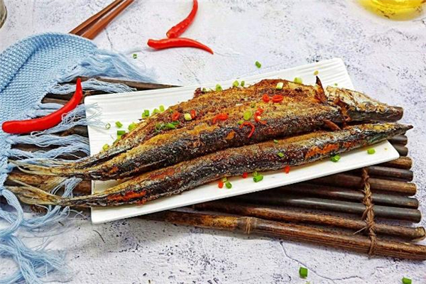 秋刀魚不能和什么一起吃 秋刀魚什么人不能吃 秋刀魚不能和什么一起吃 秋刀魚什么人不能吃