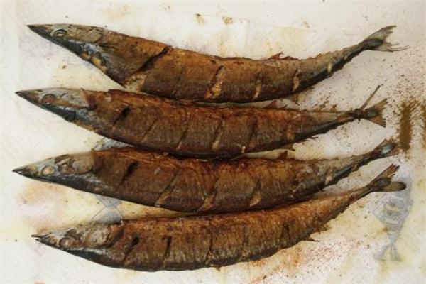 秋刀魚放冰箱可以保存多久 新鮮秋刀魚怎么保存 秋刀魚放冰箱可以保存多久 新鮮秋刀魚怎么保存