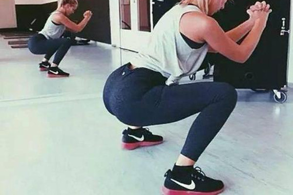 每天徒手深蹲能塑形嗎 深蹲對(duì)臀部肌肉有刺激嗎 每天徒手深蹲能塑形嗎 深蹲對(duì)臀部肌肉有刺激嗎