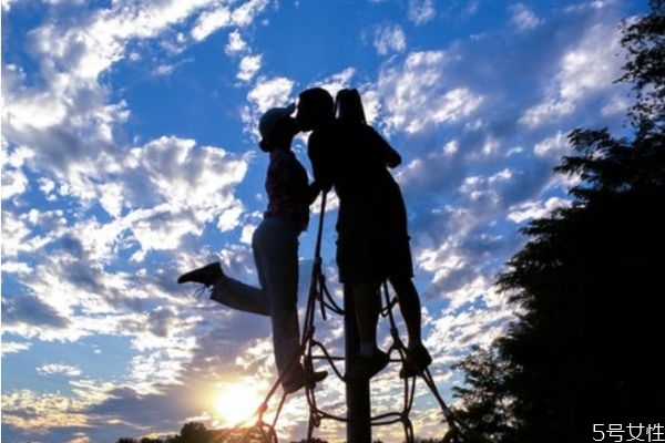 出軌抓痕是橫還是豎 哪種抓痕屬于出軌 出軌抓痕是橫還是豎 哪種抓痕屬于出軌