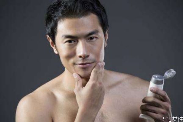 男士補水用什么 先補水還是乳液 男士補水用什么 先補水還是乳液