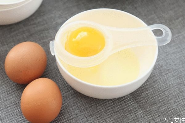 蛋清可以直接涂在臉上嗎 臉上可以直接涂蛋清嗎 蛋清可以直接涂在臉上嗎 臉上可以直接涂蛋清嗎