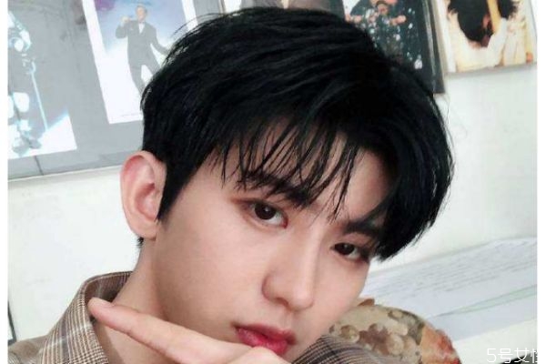 染黑色頭發(fā)要注意什么 染黑色頭發(fā)的注意事項 染黑色頭發(fā)要注意什么 染黑色頭發(fā)的注意事項