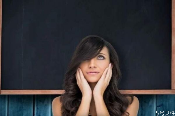 染黑色頭發(fā)要注意什么 染黑色頭發(fā)的注意事項 染黑色頭發(fā)要注意什么 染黑色頭發(fā)的注意事項