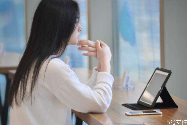 二婚男人愛你的表現(xiàn) 怎么分辨二婚男人是不是愛你