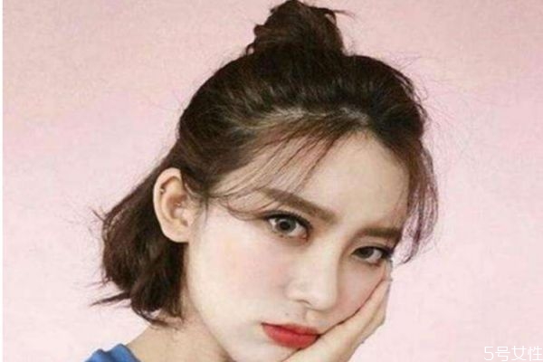 半丸子頭怎么扎好看 半丸子頭怎么扎步驟 半丸子頭怎么扎好看 半丸子頭怎么扎步驟