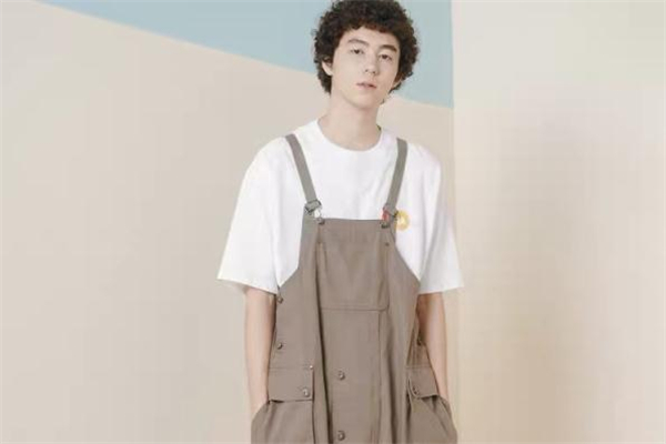 工裝背帶褲怎么搭配 工裝背帶褲配什么上衣 工裝背帶褲怎么搭配 工裝背帶褲配什么上衣