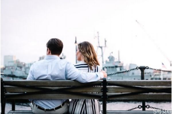 夫妻分房睡傷害的是誰 長(zhǎng)期分房睡的夫妻關(guān)系 夫妻分房睡傷害的是誰 長(zhǎng)期分房睡的夫妻關(guān)系