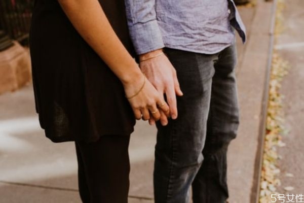 夫妻分房睡傷害的是誰 長(zhǎng)期分房睡的夫妻關(guān)系 夫妻分房睡傷害的是誰 長(zhǎng)期分房睡的夫妻關(guān)系