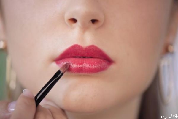 涂口紅時(shí)嘴巴干怎么辦 嘴巴涂口紅起皮怎么辦 涂口紅時(shí)嘴巴干怎么辦 嘴巴涂口紅起皮怎么辦