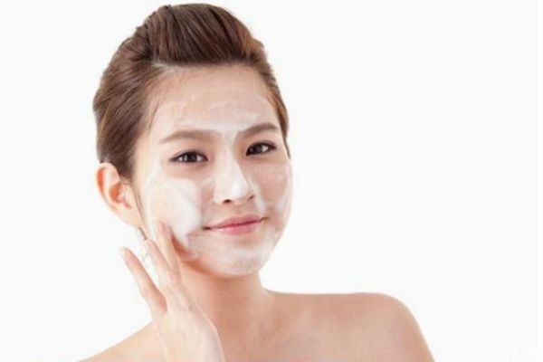 敷完面膜后怎樣正確護(hù)膚 為什么敷面膜臉上會有刺痛感