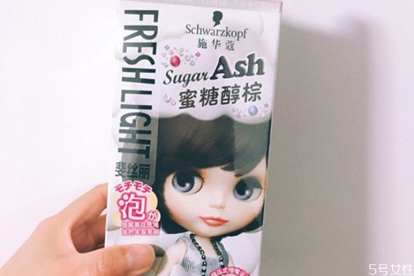 為什么染發(fā)的時(shí)候頭皮痛 長期使用染發(fā)劑的危害 為什么染發(fā)的時(shí)候頭皮痛 長期使用染發(fā)劑的危害