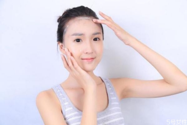 洗臉的時(shí)候臉上搓泥 臉上搓泥怎么回事 洗臉的時(shí)候臉上搓泥 臉上搓泥怎么回事