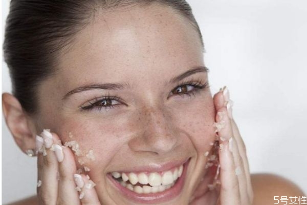 洗臉的時(shí)候臉上搓泥 臉上搓泥怎么回事 洗臉的時(shí)候臉上搓泥 臉上搓泥怎么回事