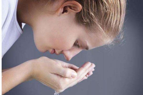 頻繁洗臉的危害有什么 頻繁洗臉有什么危害 頻繁洗臉的危害有什么 頻繁洗臉有什么危害