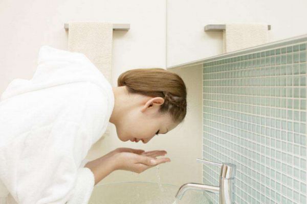 頻繁洗臉的危害有什么 頻繁洗臉有什么危害 頻繁洗臉的危害有什么 頻繁洗臉有什么危害