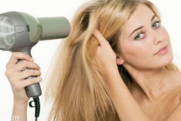 吹風(fēng)機(jī)會(huì)把頭發(fā)吹干燥嗎 怎么正確吹頭發(fā) 吹風(fēng)機(jī)會(huì)把頭發(fā)吹干燥嗎 怎么正確吹頭發(fā)