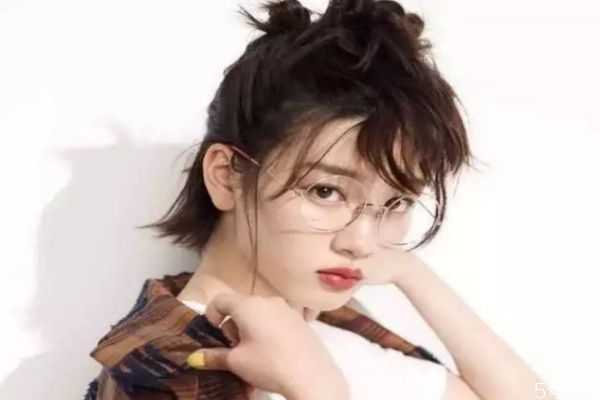 頭發(fā)油可以用爽身粉嗎 爽身粉去頭油有用嗎 頭發(fā)油可以用爽身粉嗎 爽身粉去頭油有用嗎