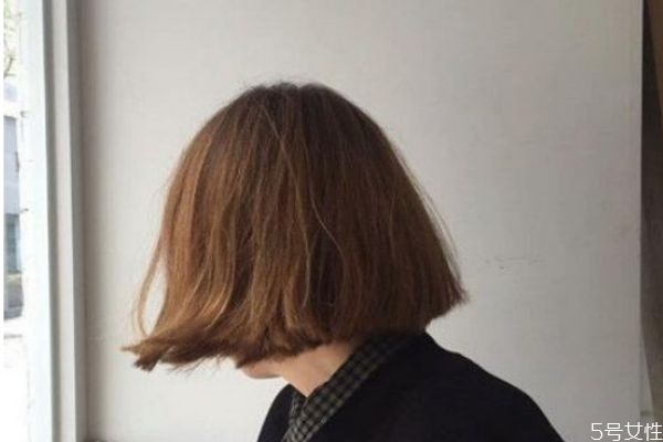 自己染發(fā)后沖洗可以用洗發(fā)水嗎 染完發(fā)洗頭用洗發(fā)水嗎 自己染發(fā)后沖洗可以用洗發(fā)水嗎 染完發(fā)洗頭用洗發(fā)水嗎